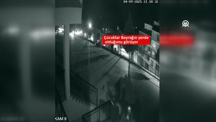 Erdek'te çocuklardan alkışlanacak hareket: Devrilen direktekini Türk bayrağını Atatürk'e emanet ettiler