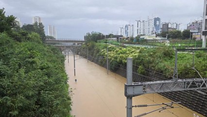 전북 집중 호우로 전라선 침수..."군산 시간당 152mm" / YTN