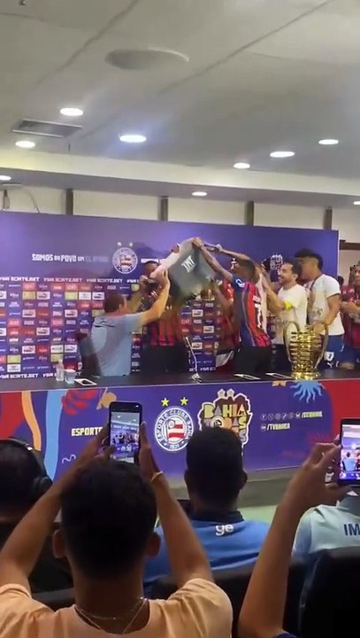 Jogadores do Bahia 'invadem' coletiva e dão ban...