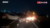 台66線3車連環撞！大貨車爆火花翻覆 1駕駛受傷