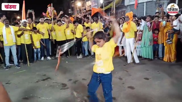 गणेश विसर्जन... बप्पा को विदाई देने उमड़ा शहर, नन्हे कलाकारों ने दिखाए अखाड़े के करतब