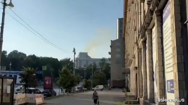 Ucraina, massiccio attacco russo: in fiamme palazzo del governo a Kiev