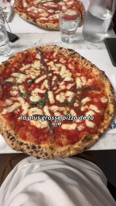 La pizzeria la plus connue du monde est arrivée à Paris : L’antica Pizzeria da Michele est près de Bastille. Aperçue dans le film de Julia Roberts tourné à Naples, elle arrive enfin à Paris. Près d’une heure de queue pour y rentrer !