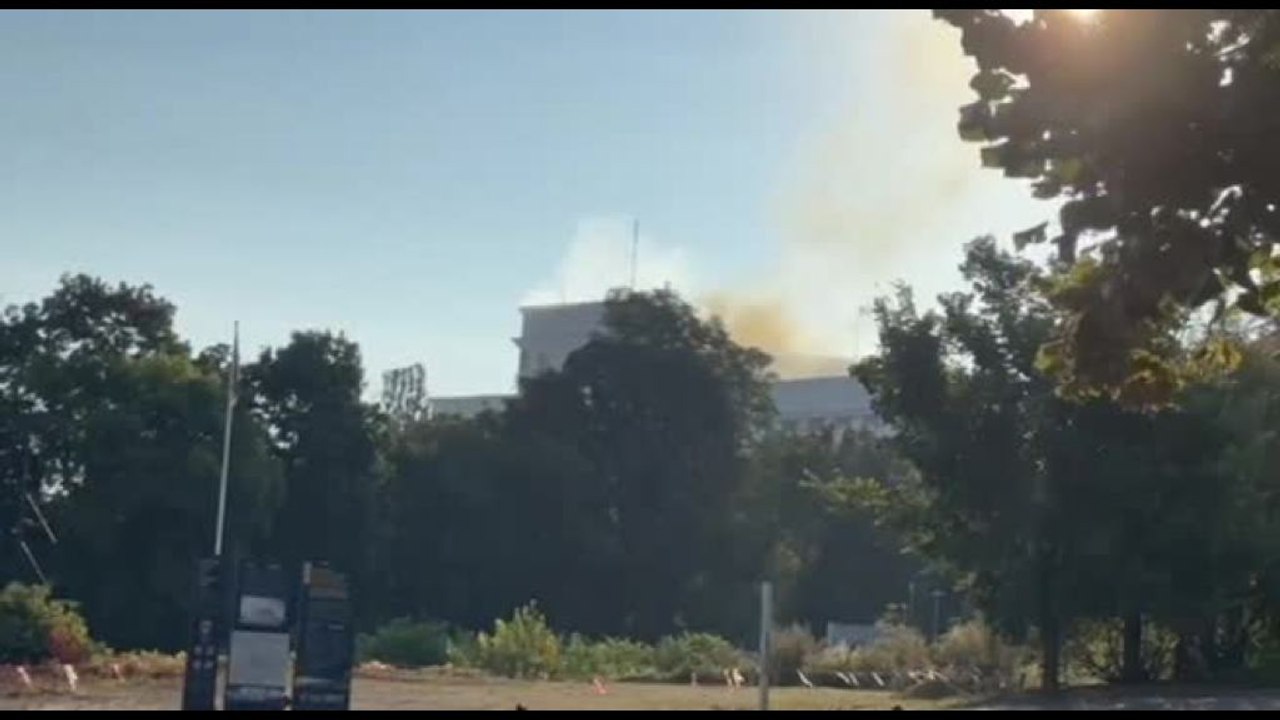 Ucraina, massiccio attacco russo: in fiamme palazzo del governo a Kiev