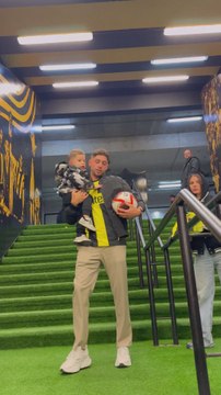 Fede Valverde con su familia volviendo a pisar el césped del estadio de Peñarol