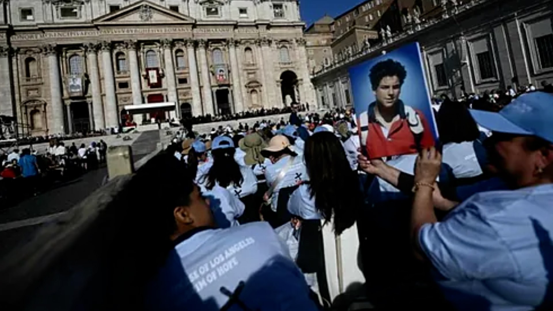 Este domingo a las 10:25 a.�m., desde la Plaza de San Pedro en el Vaticano, el Papa Le�n XIV proclam� oficialmente santo a Carlo Acutis (1991-2006), joven italiano fallecido a los 15 a�os a causa de leucemia y conocido por su profunda fe cat�lica y su uso de la tecnolog�a para evangelizar. Esta canonizaci�n, la primera del pontificado de Le�n XIV, tambi�n reconoci� a Pier Giorgio Frassati (1901-1925) como modelo de vida cristiana para fieles de todo el mundo.