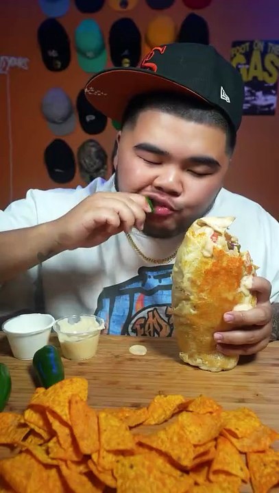 Follow for more ASMR videos🌮🍟 Credits: @vinceeats_ #mukbang #asmr #fastfood #asmreating