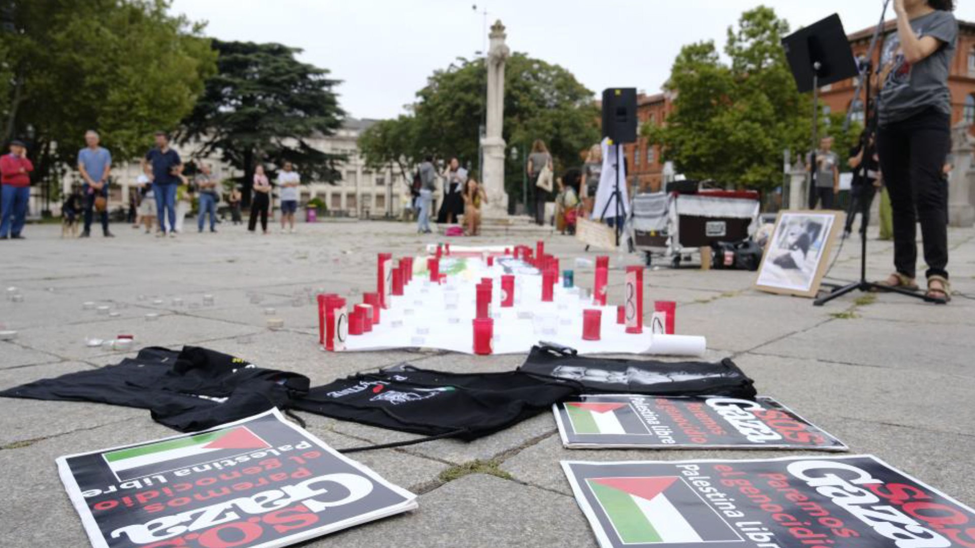 Representantes del mundo de la cultura y la educaci�n han le�do este domingo en la plaza de San Pablo de Valladolid los nombres de los m�s de 18.500 ni�os asesinados en Gaza durante la invasi�n por parte del ej�rcito israel� de este territorio palestino, en una acci�n que busca presionar al Gobierno espa�ol para que rompa relaciones con Israel.

Un acto titulado 'Pasamos lista', que se prolongar� hasta las 23.00 horas y que organiza en el conjunto del pa�s la plataforma 'La Educaci�n con Palestina (LecP)' -que agrupa a una treintena de asociaciones, sindicatos y colectivos-, y en el que adem�s se ha reclamado al Gobierno de Espa�a la ruptura de relaciones diplom�ticas y comerciales con Israel, y el embargo total de armas a este pa�s.