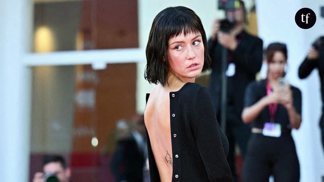 Divine , Wahou ce dos cambré : Adèle Exarchopoulos enflamme le tapis rouge dans une robe au dos nu ravageur façon Mireille Darc