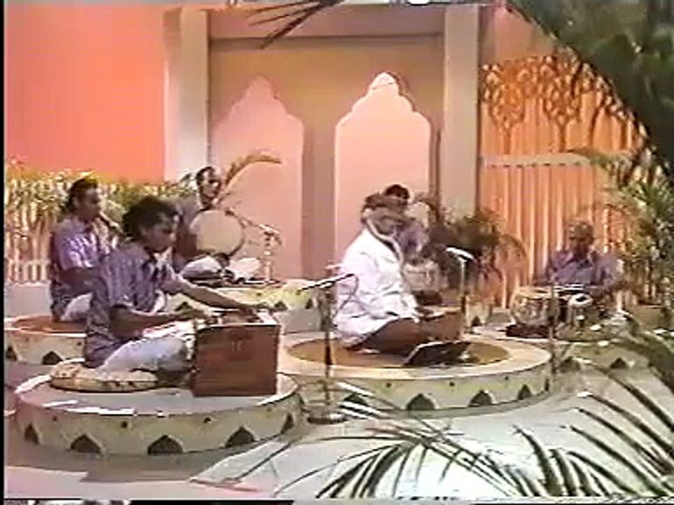 மதிப்புக்குரிய திரு இ எம் ஹனிஃபா அவர்கள் கம்பீர குரலுக்கு சொந்தக்காரர் டி எம் எஸ் ஐயா மேல் பற்று உள்ளவர்