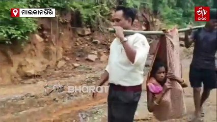 ଦେବଦୂତ ସାଜିଲେ ସ୍ବାସ୍ଥ୍ୟ ସୁପରଭାଇଜର, ଭାରରେ ଅସୁସ୍ଥ ମହିଳାଙ୍କୁ 5 କିମି ବୋହିଲେ