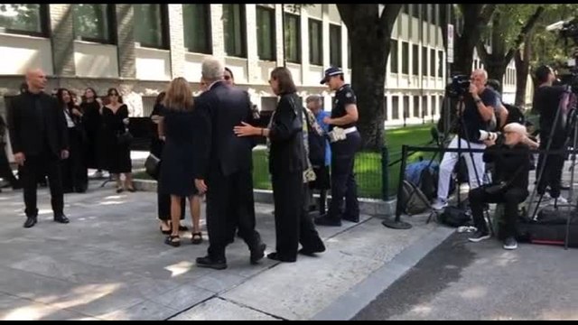 Milano, ancora tanti in fila per l'ultimo saluto a Giorgio Armani