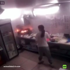 Intentan apagar aceite en llamas con agua y esto es lo que ocurrió