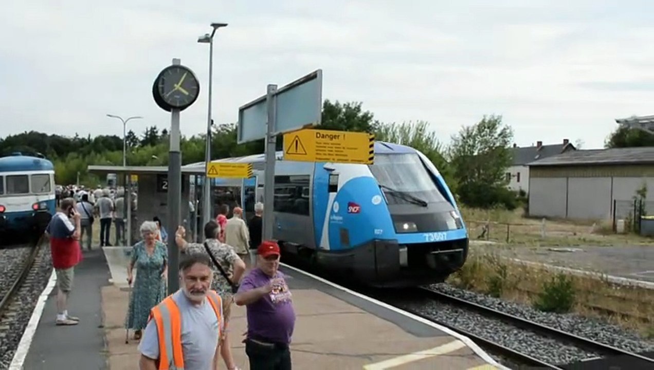 Croisement entre un TER et le train de l'Autorail Limousin en gare de Lapeyrouse le 18 juillet 2025