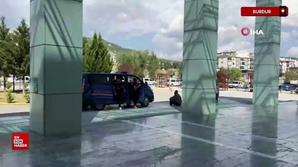 Burdur'da durduramadığı aracın arkasından ateş edip sürücüyü vurdu