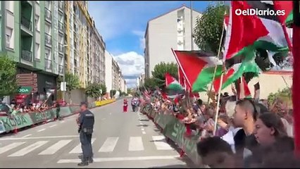 Un detenido en las protestas propalestinas en la meta de la etapa de la Vuelta en Monforte