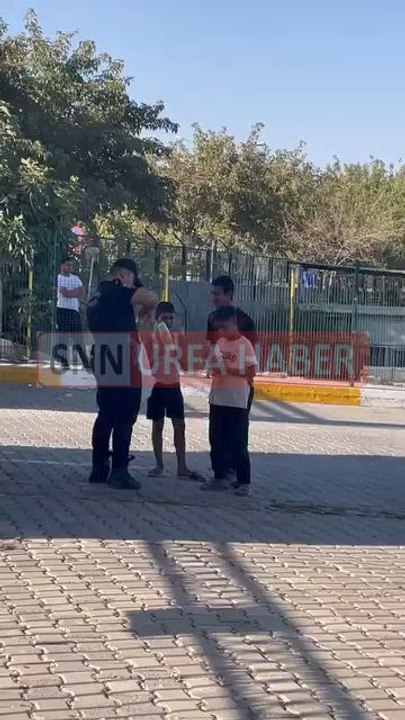 Şanlıurfaspor maçında görevli polis memuru kumanyasını çocuklarla paylaştı...