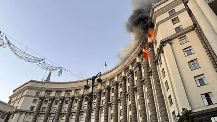 Rusia lanza el mayor ataque aéreo contra Ucrania e incendia un edificio del Gobierno