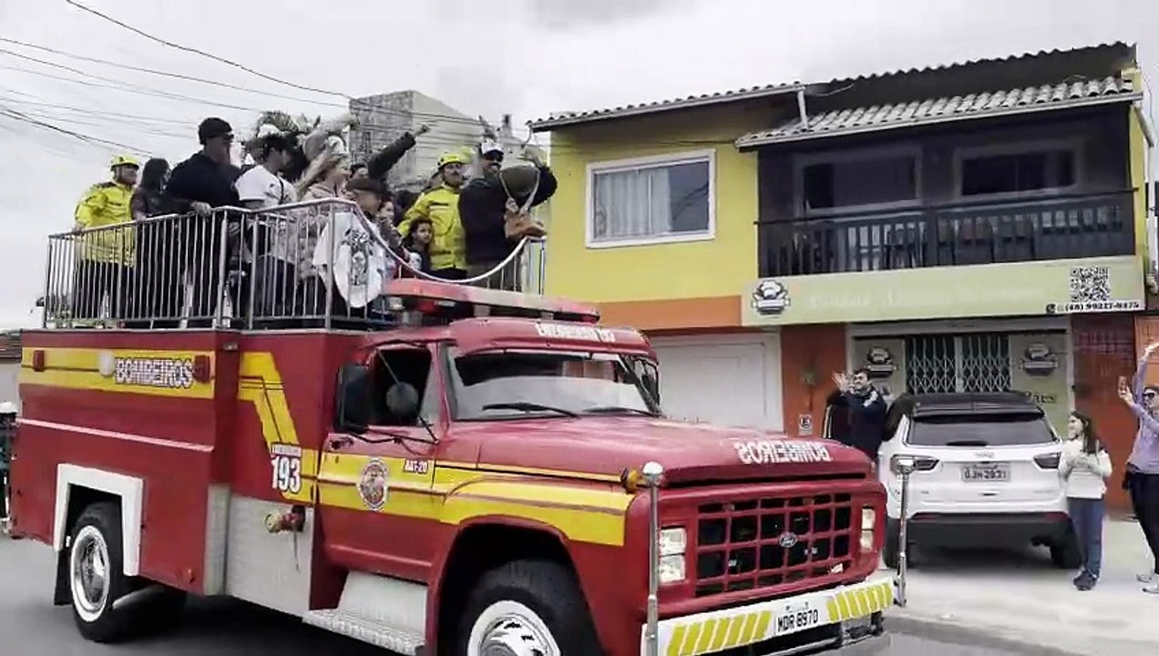 Yago Dora celebra troféu no caminhão dos Bombei...