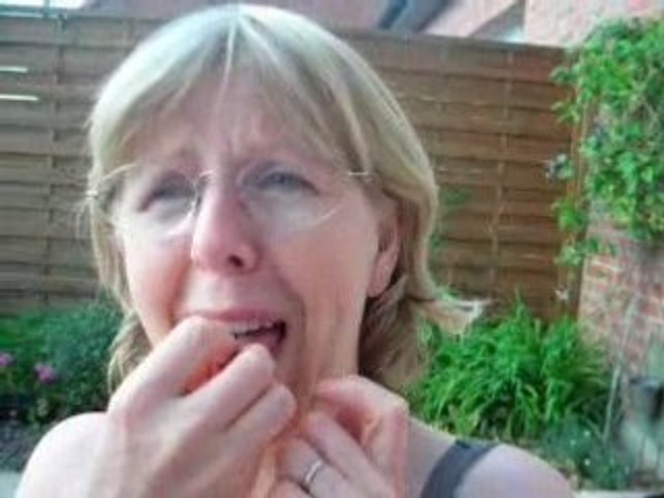 Maman qui essaie de plier sa langue