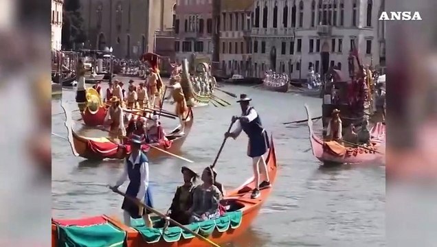Regata storica a Venezia, sfilata di gondole sul Canal Grande