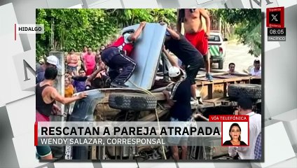 En Hidalgo rescatan a pareja que quedó atrapada tras volcarse