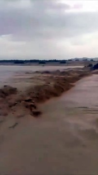 🚨 Flooding in Wadi Al Fekka Sweeps Away Tractor and Driver Near Al-Baraqa–Ouled Jellal Bridge (Sep 07, 2025)