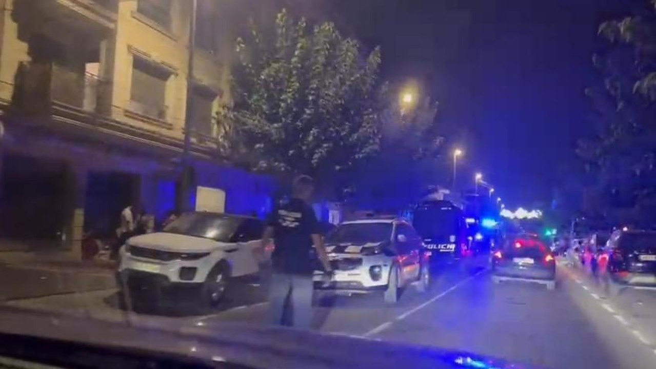 La Policía Local de Murcia desplegó varios coches patrulla en El Raal, este sábado, tras el apuñalamiento de un menor.