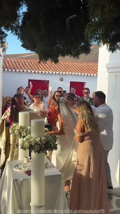 Εντυπωσιακή η Ευρυδίκη Βαλαβάνη στον γάμο της α...