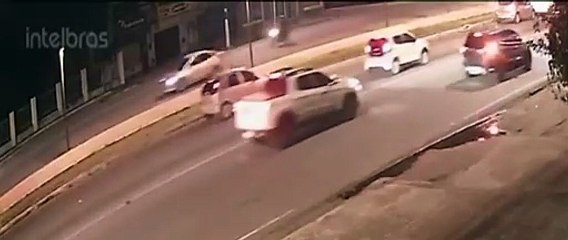 Vídeo mostra momento da colisão que provocou engavetamento na Fernandes Lima