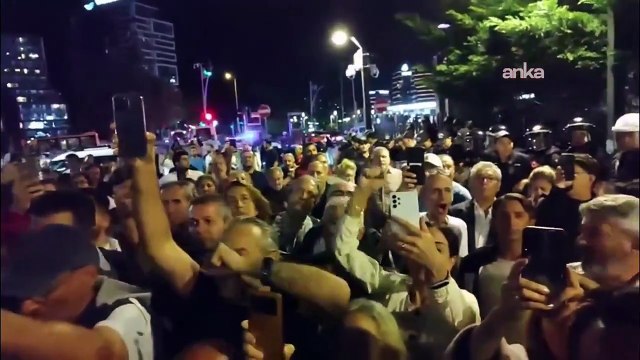 CHP İstanbul İl Başkanlığı binasına abluka: Yurttaşla polis arasında arbede