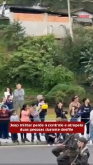 Jeep de desfile cívico atinge duas mulheres