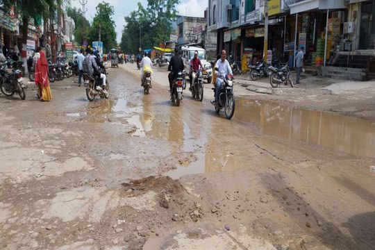 swm news: बारिश के बाद क्षतिग्रस्त सड़कें दे रही दर्द, हादसे का बना अंदेशा