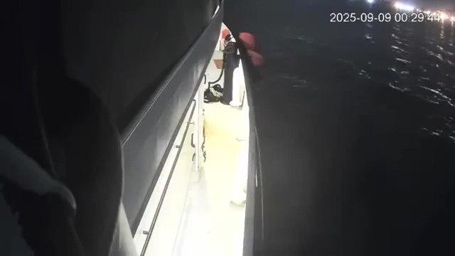 Flotilla, ecco il momento dell'esplosione sulla barca diretta a Gaza. «Colpiti da un drone»