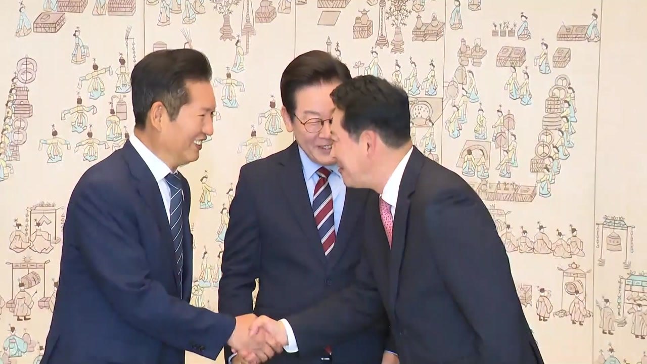 '우리 어제 좋았잖아'..."악수 하려고 마늘·쑥 먹어", "대통령, 하모니 메이커"...