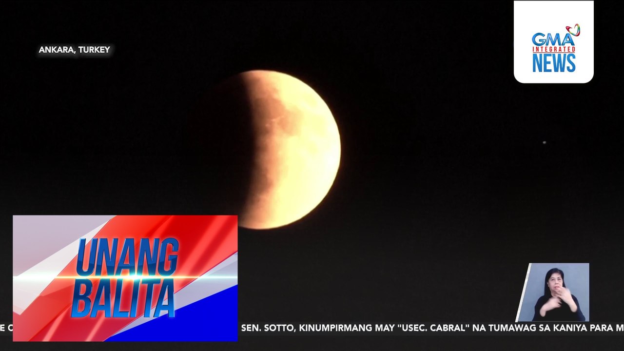 Total lunar eclipse o "Blood Moon," nasilayan din sa ilang panig ng mundo | Unang Balita