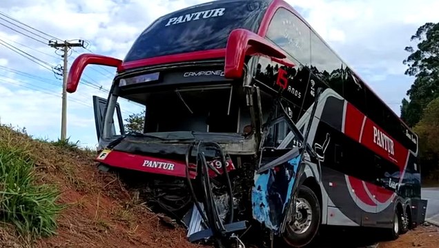 Acidente entre carro e ônibus de passageiros deixa mortos e feridos na Raposo Tavares