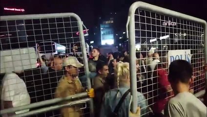 Abluka altına alınan CHP İstanbul İl Başkanlığı önüne yeni barikatlar getirildi