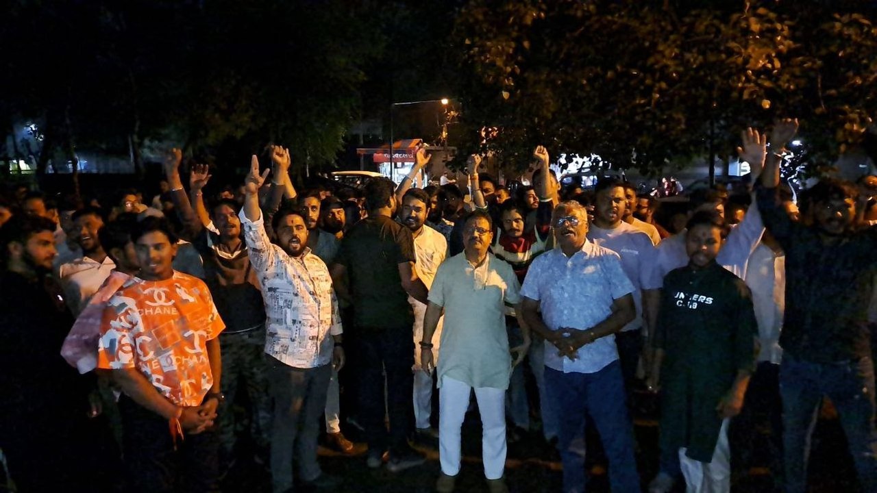 ईद के जुलूस में भगवा ध्वज पर इस्लाम जिंदाबाद लिखकर लहराने पर बवाल, सकल हिंदू समाज ने जताया विरोध