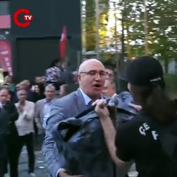 Bir kadın polisin ağır bir çanta taşıdığını gören CHP Milletvekili Mahmut Tanal yardım etmeye çalıştı.