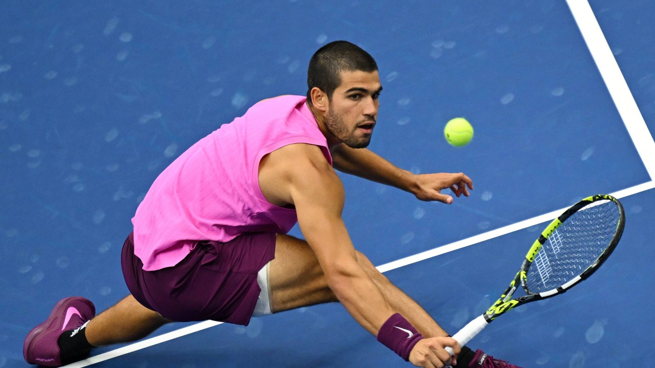 Mit einem Zauber-Volley fing es an: Alcaraz dominiert Sinner