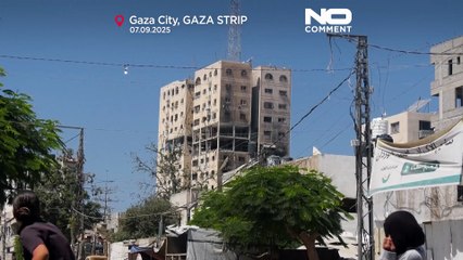 Ataques israelitas em Gaza destroem mesquita e torre residencial