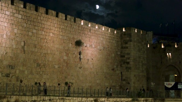 La Luna de Sangre se ve durante un eclipse lunar total sobre Jerusalén.