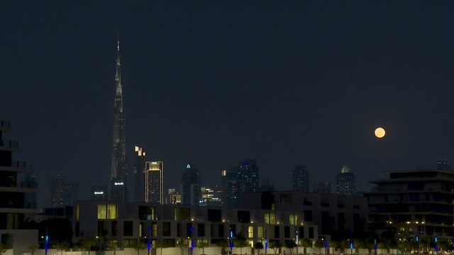 Un eclipse lunar de luna de sangre aparece sobre Dubái, Emiratos Árabes Unidos.