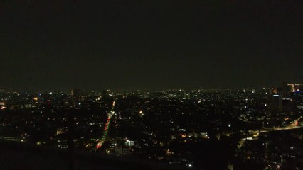 La 'luna de sangre' brilla con su tono rojizo sobre la capital de Indonesia, Yakarta