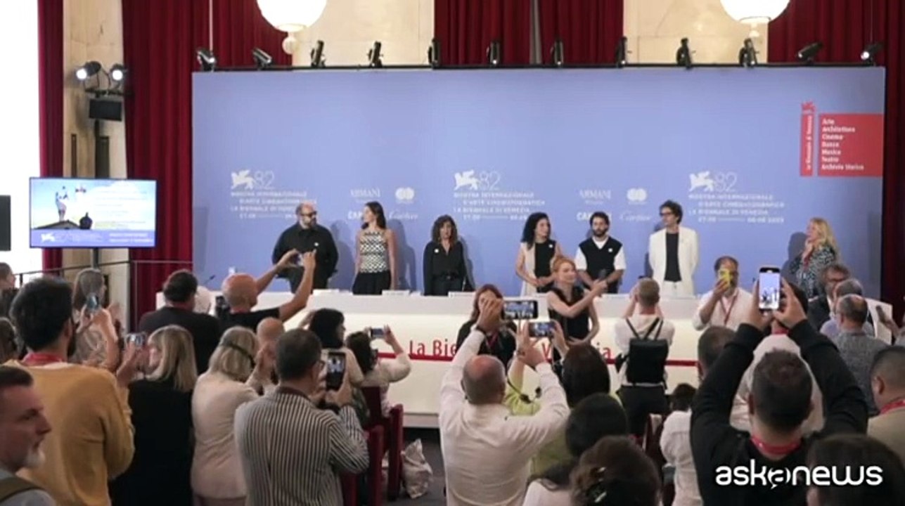 Toni Servillo, Coppa Volpi a Venezia 2025: «Abbiamo bisogno di una politica che non dimentichi l'umanità»