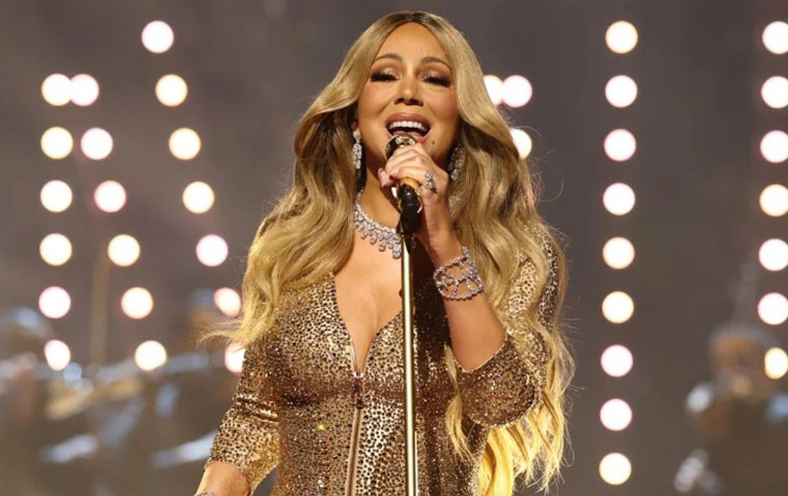 ماريا كاري تتألق بعشرة ملايين دولار من المجوهرات في حفل الـVMAs 2025