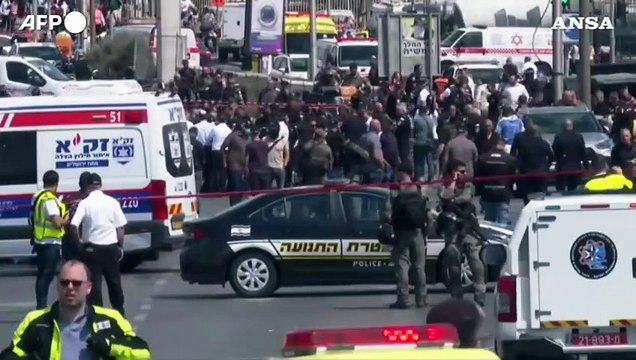 Attentato a Gerusalemme: almeno 5 morti e 15 feriti, due terroristi uccisi