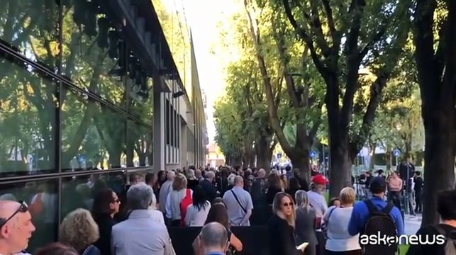 Lanterne, fiori bianchi e lacrime: l'ultimo saluto di Milano ad Armani