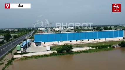 સાબરમતીમાં પૂરની સ્થિતિ સર્જાતા ખેડાના ગામોમાં પાણી ઘુસ્યા, SDRF દ્વારા ફૂડ પેકેટનું વિતરણ